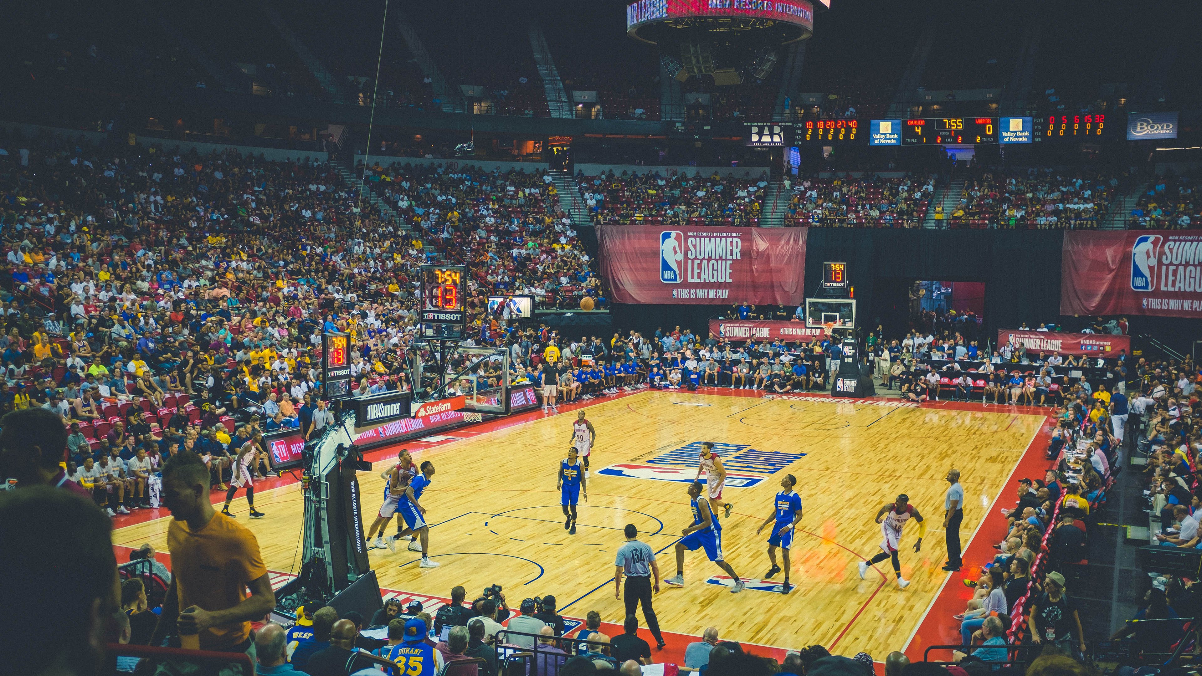 关键战役前夕主帅召开闭门会议鼓舞全队士气